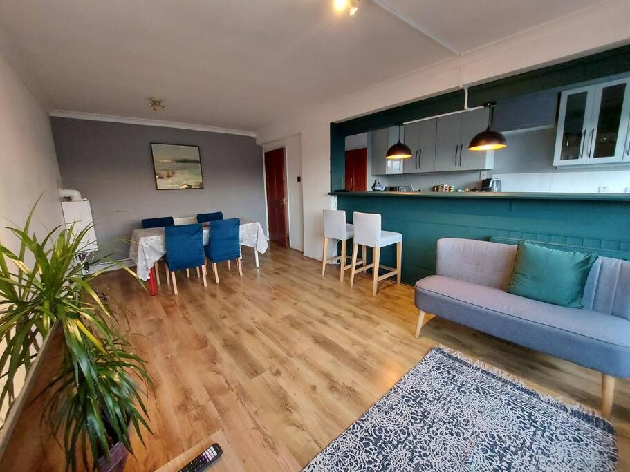 2 Bed Flat, Bounds Green, Piccadilly Line, London N11 Eksteriør billede
