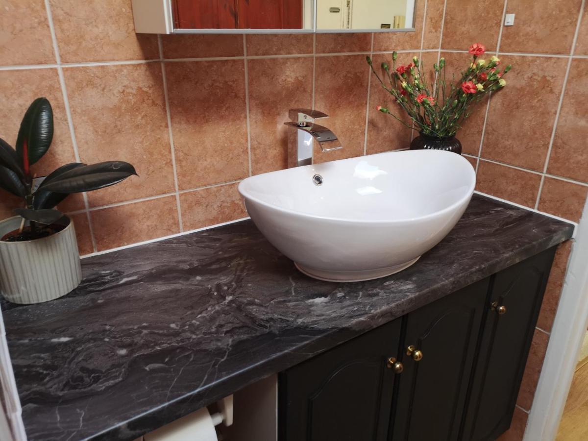 2 Bed Flat, Bounds Green, Piccadilly Line, London N11 Eksteriør billede